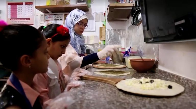 الشقيقات في المطبخ