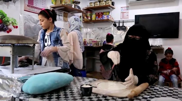 الشقيقات في المطبخ