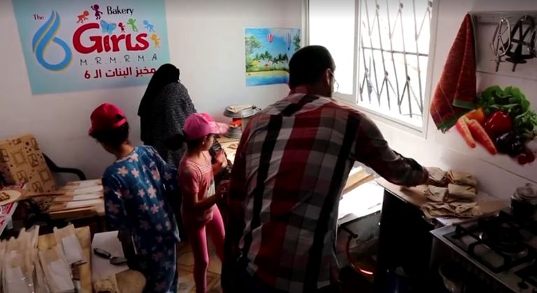 الشقيقات في المطبخ