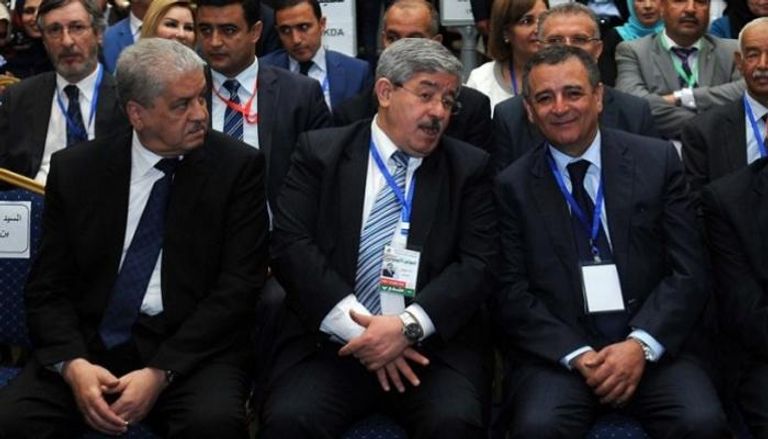 رئيسا الوزراء الأسبقين مع وزير الصناعة الهارب عبد السلام بوشوارب