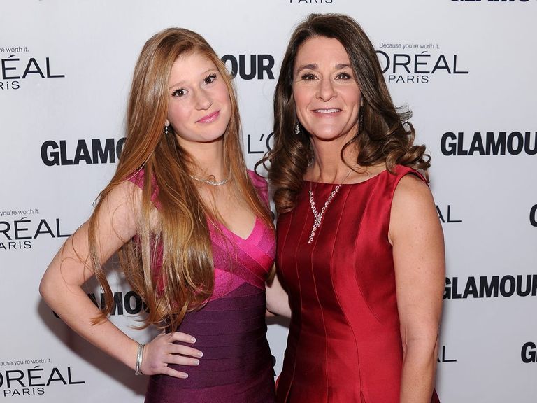 جينيفر مع والديها بيل وميلاندا جيتس