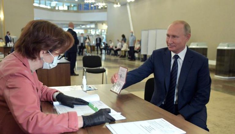 بوتين وهو يقترع بصوته في الاستفتاء