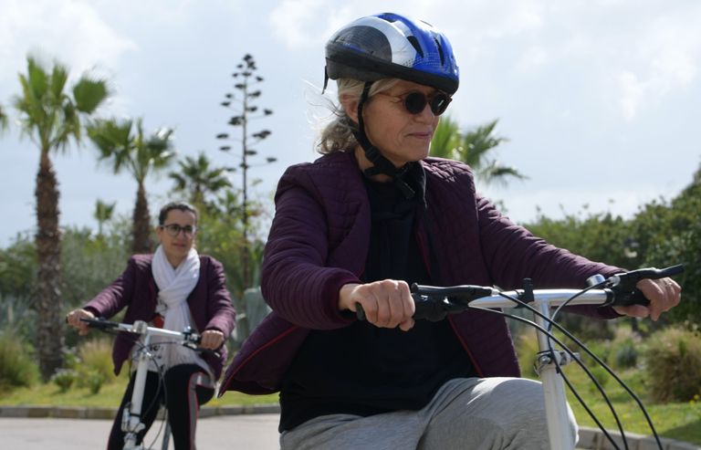 تونسيات يركبن الدرجات