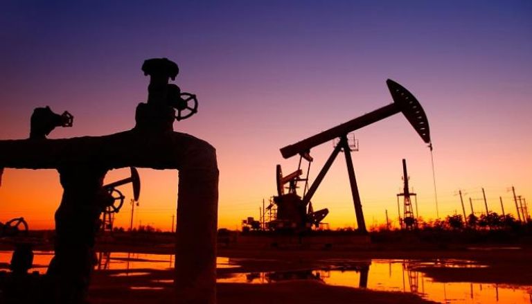 النفط يعوض خسائره ويعود للارتفاع 