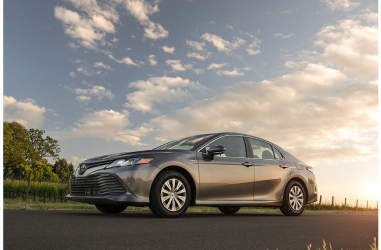 تويوتا كامري الهجين