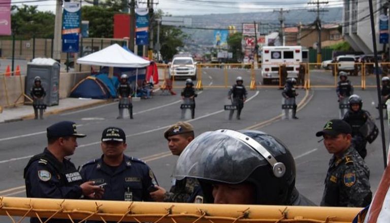 عناصر من الشرطة في هندوراس تغلق إحدى الطرق- أرشيفية
