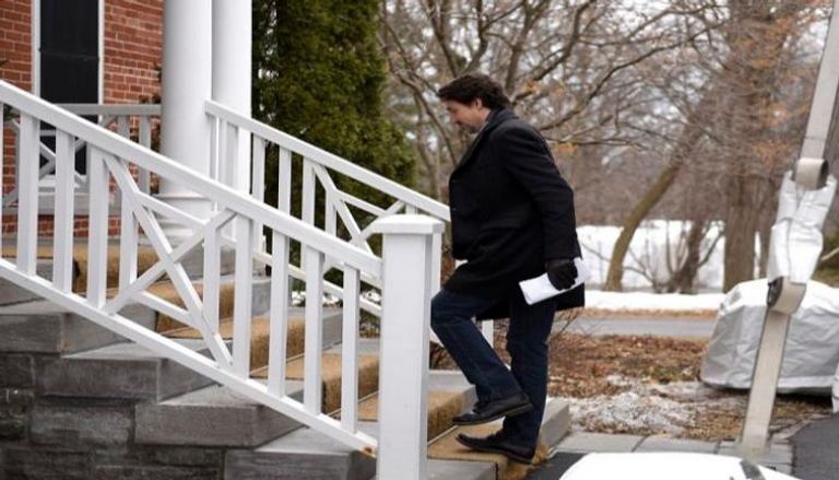 رئيس وزراء كندا يصعد سلالم منزله- أرشيفية