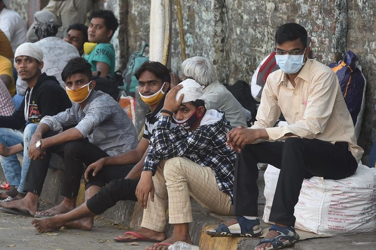 شاب يرتدي كمامة للوقاية من فيروس كورونا في الولايات المتحدة