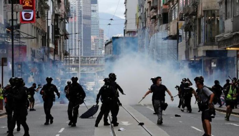 قوات الأمن في هونج كونج تفرق محتجين
