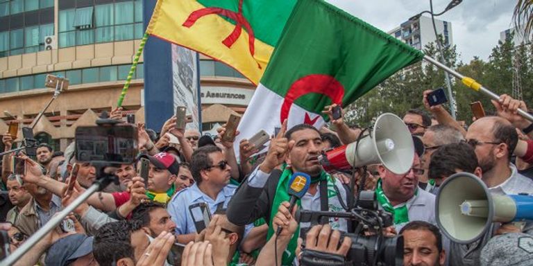 المعارض كريم طابو في إحدى المظاهرات المطالبة بالتغيير في الجزائر