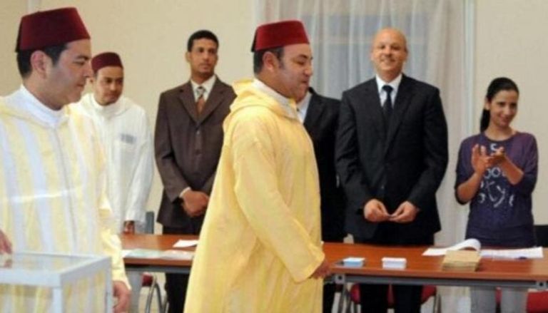 العاهل المغربي الملك محمد السادس خلال التصويت على الدستور الجديد - أرشيفية