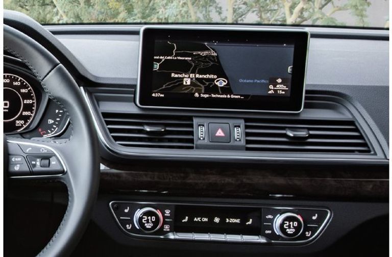 كابينة قيادة طراز Q5 من أودي بي إم دبليو X3