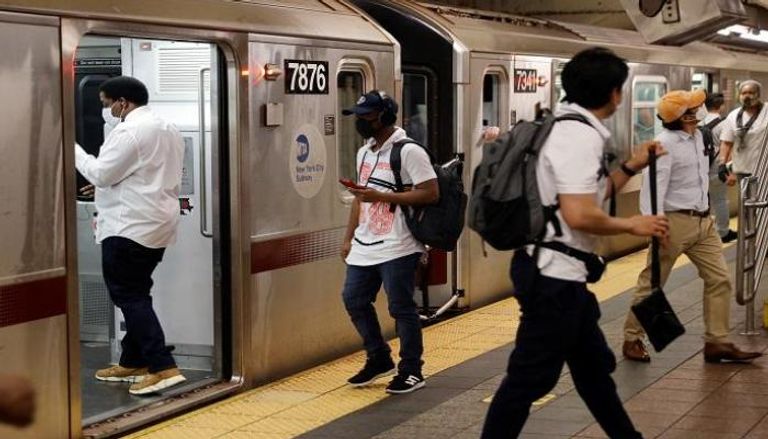 مترو الأنفاق بعد إعادة الفتح في مدينة نيويورك