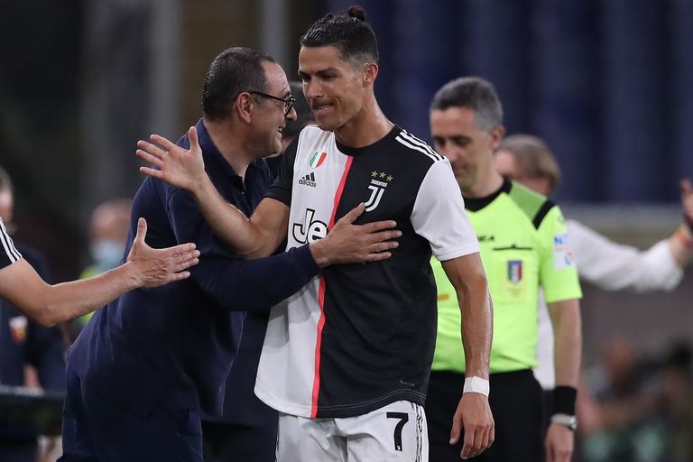 كريستيانو رونالدو يحتفل بهدفه أمام جنوى