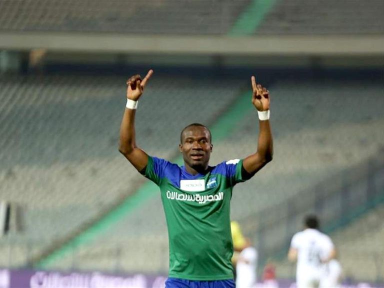 جون أنطوي بقميص المقاصة باتريس كارتيرون مدرب الزمالك