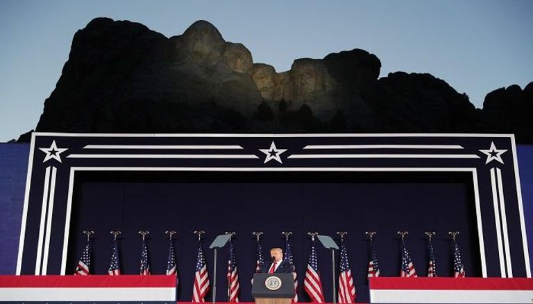  الرئيس الأمريكي يتحدث تحت سفح النصب التذكاري الشهير في جبل راشمور 