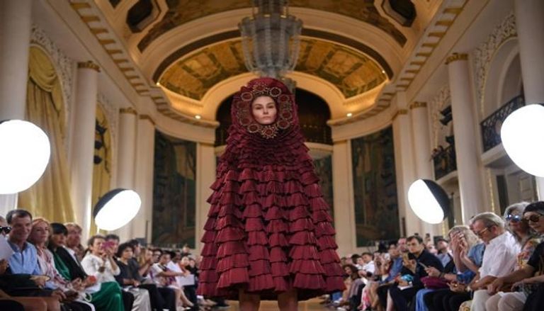 جانب من عرض مجموعة أزياء للمصمم ماوريتزيو جالانتي بباريس في 2019