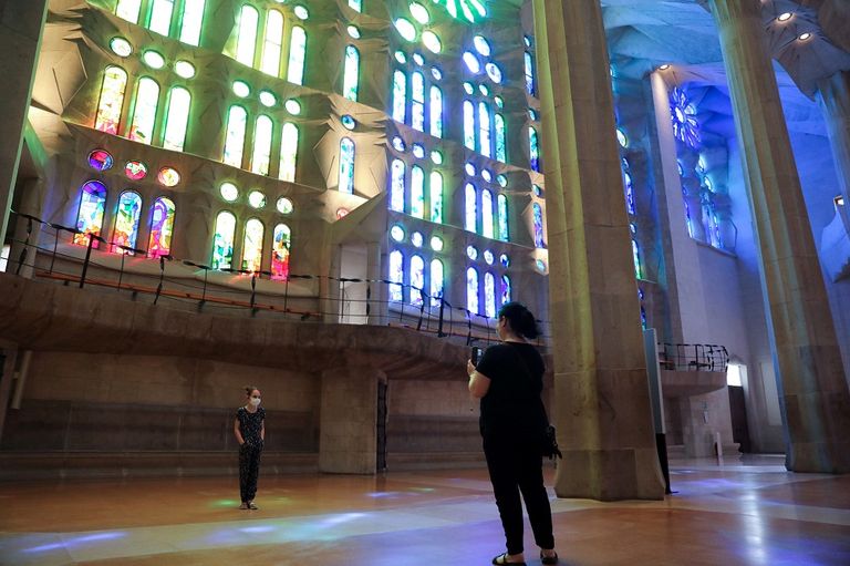 كنيسة العائلة المقدسة ببرشلونة تفتح أبوابها للعاملين الأساسيين في مواجهة كورونا