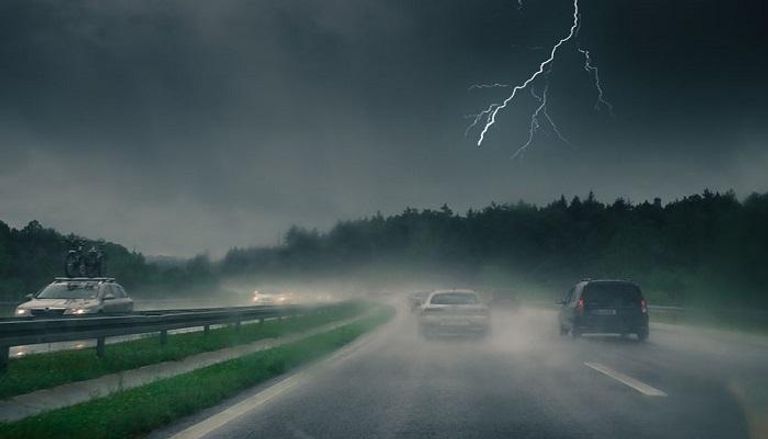 العواصف الرعدية تشكل خطرا مفاجئا على الطرق