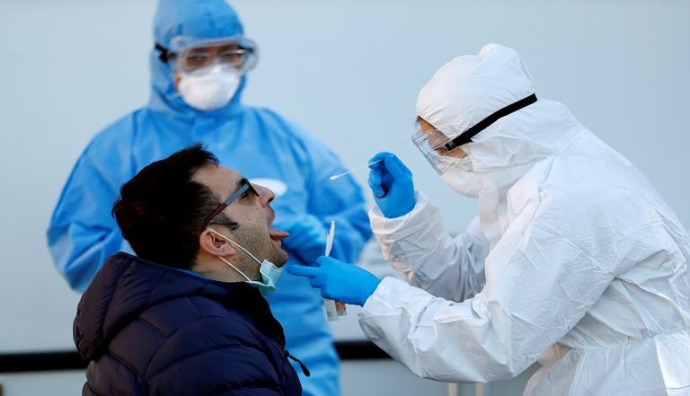 شخص يرتدي كمامة للوقاية من عدوى كورونا