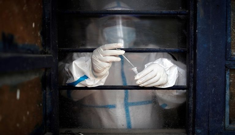 شخص يرتدي كمامة للوقاية من عدوى كورونا
