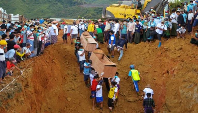 دفن ضحايا انهيار أرضي في منجم بميانمار