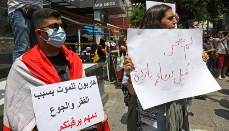 جانب من وقفات اللبنانيين حدادا على أرواح المنتحرين