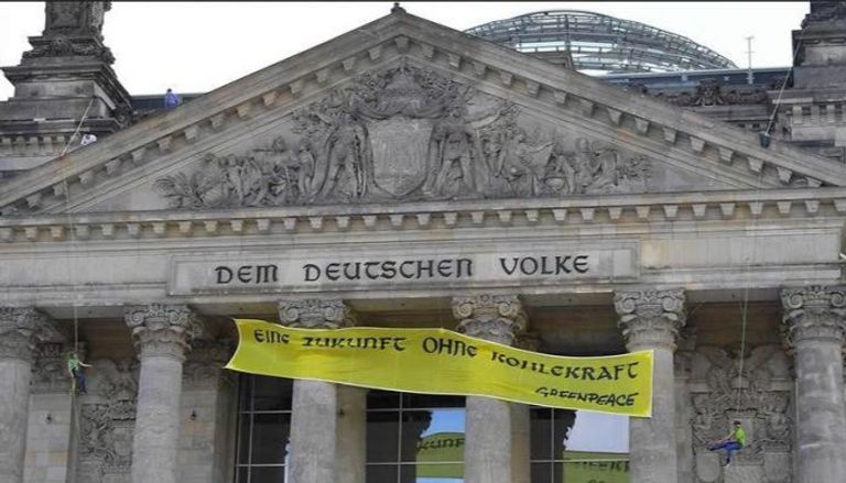 مقر البرلمان الألماني وعليه لافتة احتجاجية