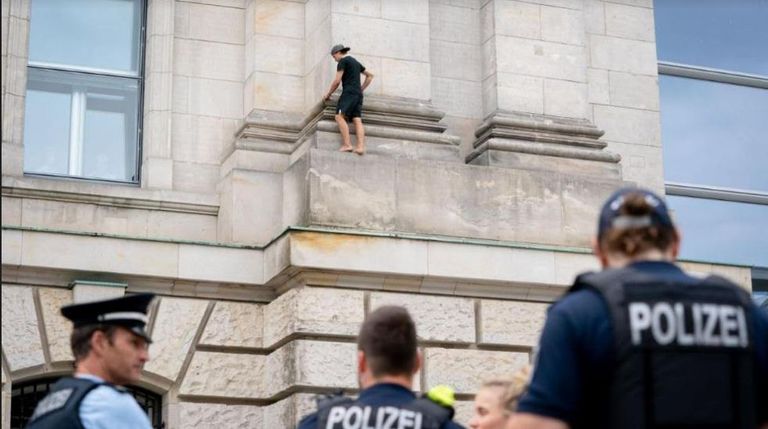 مقر البرلمان الألماني وعليه لافتة احتجاجية