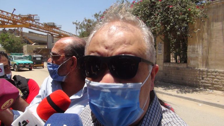 الدكتور أشرف زكي، نقيب الممثلين المصريين، خلال تشييع جثمان الفنانة المصرية الراحلة رجاء الجداوي، إلى مقابر البساتين وسط العاصمة المصرية القاهرة