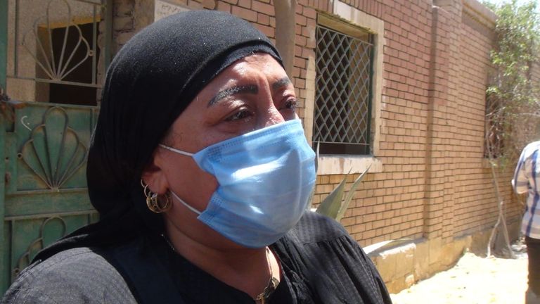 بكاء أميرة مختار نجلة الفنانة المصرية الراحلة رجاء الجداوي، أثناء تشييع جثمان الفنانة الراحلة، بمقابر البساتين وسط العاصمة المصرية القاهرة