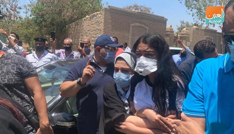 بكاء روضة حفيدة الفنانة الراحلة رجاء الجداوي، أثناء تشييع جثمانها وضع جثمان رجاء الجداوي في تابوت حديد