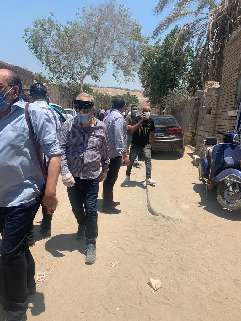 تشييع جثمان الفنانة الراحلة رجاء الجداوي إلى المقابر، نتيجة إصابتها بفيروس كورونا المستجد وضع جثمان رجاء الجداوي في تابوت حديد