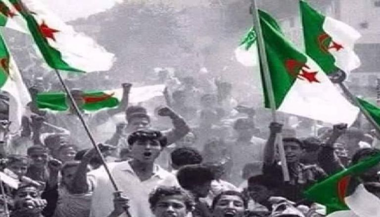 فرحة الجزائريين بيوم استقلال بلادهم قبل 58 عاما - أرشيفية