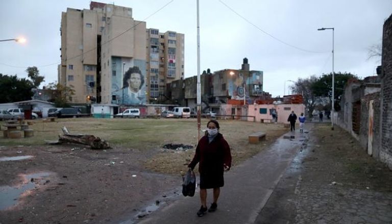 سيدة تسير في أحد شوارع العاصمة بوينس آيرس