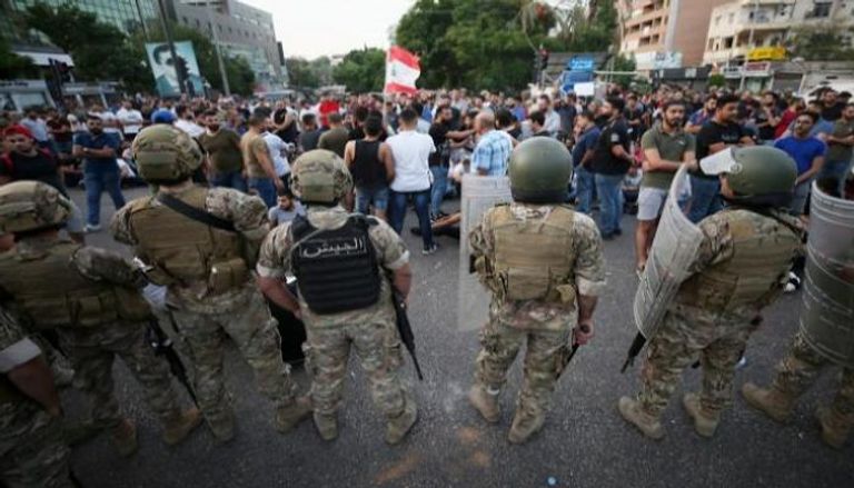 عناصر من الجيش اللبناني تنتشر وسط المتظاهرين - أرشيفية