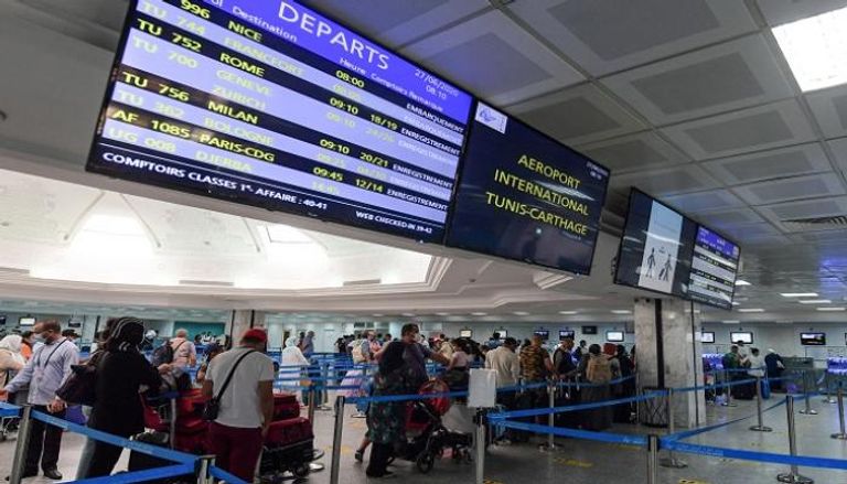مسافرون في مطار تونس قرطاج - أ ف ب