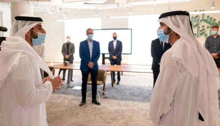 الشيخ حمدان بن محمد بن راشد آل مكتوم خلال زيارته لمؤسسة دبي للمستقبل