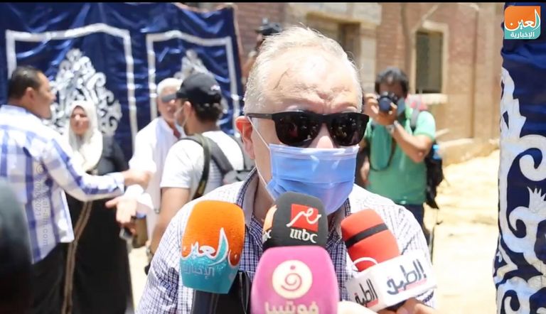 الدكتور أشرف زكي، نقيب الممثلين في مصر، يتحدث لـ"العين الإخبارية"، أثناء تشييع جثمان الفنانة الراحلة رجاء الجداوي بمقابر البساتين بالعاصمة القاهرة أشرف زكي نقيب الممثلين في مصر