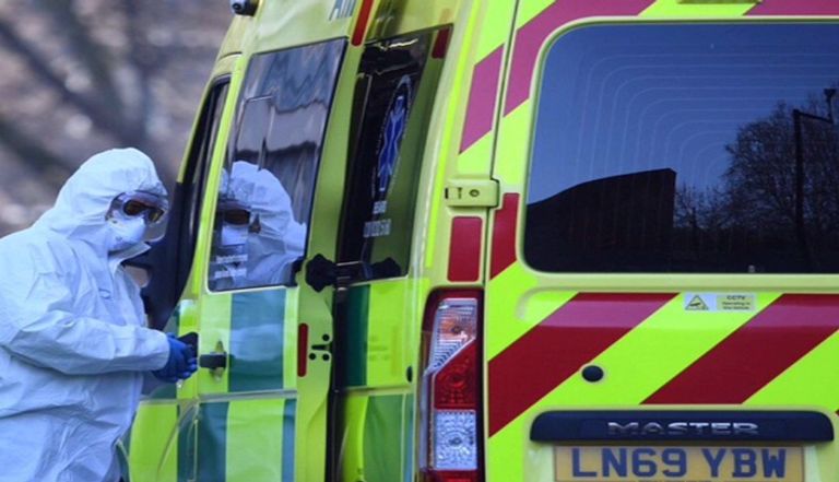 عاملون صحيون ينقلون جثمان امرأة توفيت بفيروس كورونا في الهند