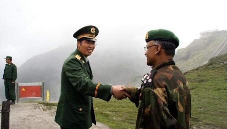 مصافحة بين ضابط هندي وآخر صيني على الحدود بين البلدين