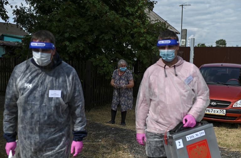 عاملون صحيون ينقلون جثمان امرأة توفيت بفيروس كورونا في الهند