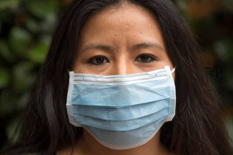 عاملون صحيون ينقلون جثمان امرأة توفيت بفيروس كورونا في الهند