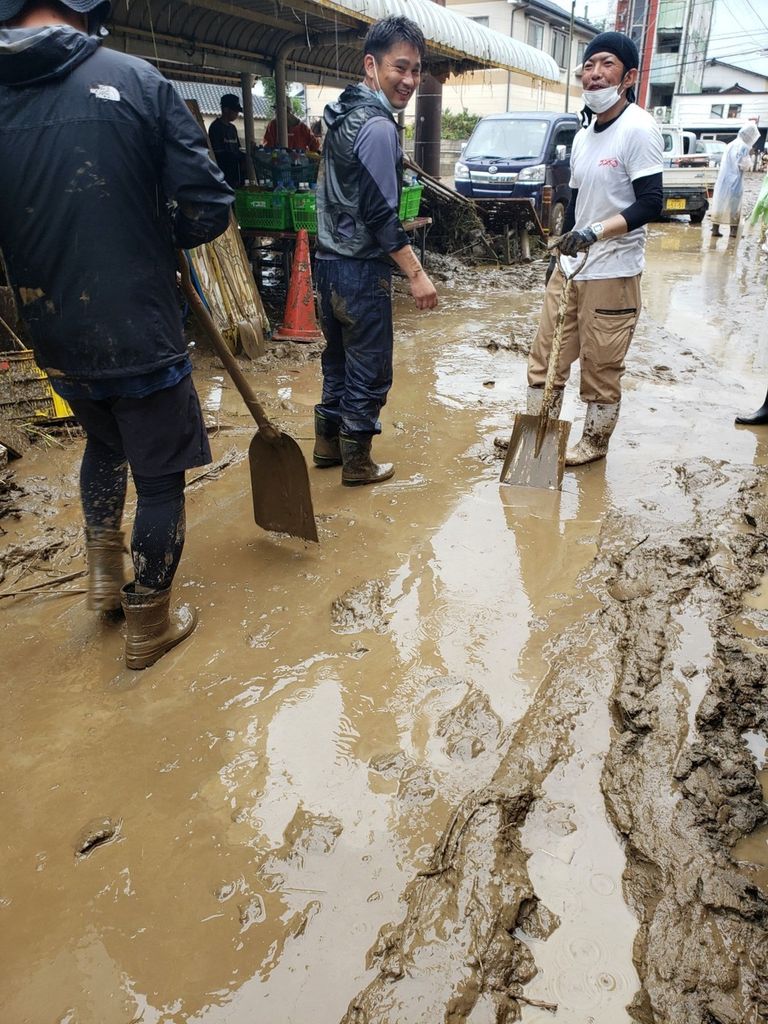 قوات الإنقاذ تساعد عجوزا