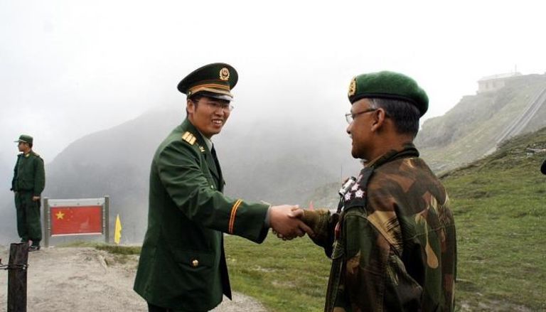 مصافحة بين ضابط هندي وآخر صيني على الحدود بين البلدين
