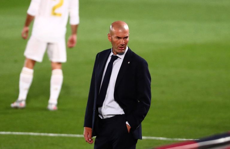 زين الدين زيدان مدرب ريال مدريد الإسباني جيرارد بيكيه قائد برشلونة خلال مباراة فياريال