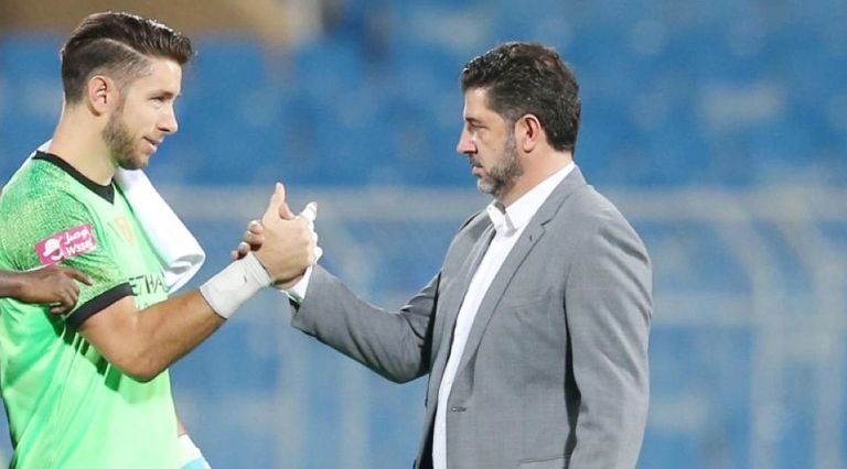 البرتغالي روي فيتوريا المدير الفني لفريق النصر السعودي وحارسه الأسترالي براد جونز سبستيان جيوفينكو