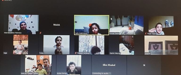 مجموعة أطفال تتعلم أونلاين عبر تطبيق Zoom