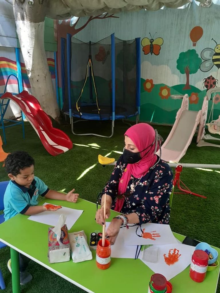 طفل في حضانة يتعلم الرسم