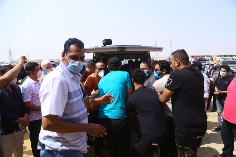 حمادة هلال يشيع جثمان والدته إلى مثواها الأخير